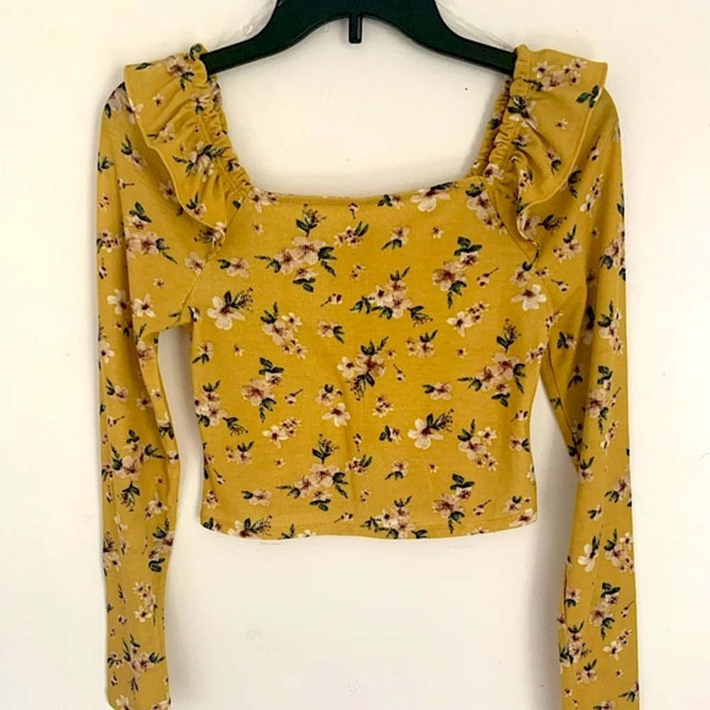 🌼LIVE TO BE SPOILED Floral Crop Top Size Medium🌼